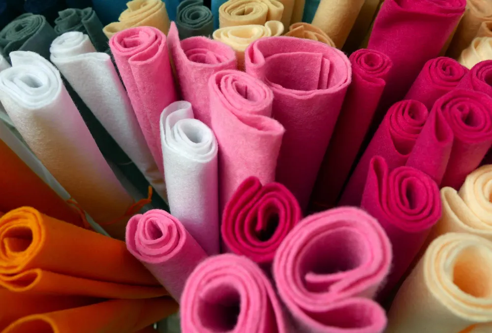 Пена в индустрии одежды: её применение и инновационное будущее 2 full frame shot felt rolls shop 1048944 10610775 Пена в индустрии одежды: её применение и инновационное будущее