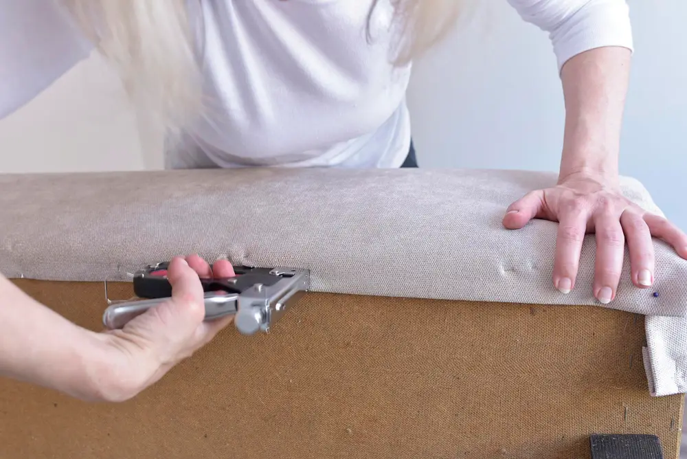 Сиденье дивана: ключевая роль в комфорте и долговечности мебели 5 midsection man playing with table 1048944 16469630 Сиденье дивана: ключевая роль в комфорте и долговечности мебели